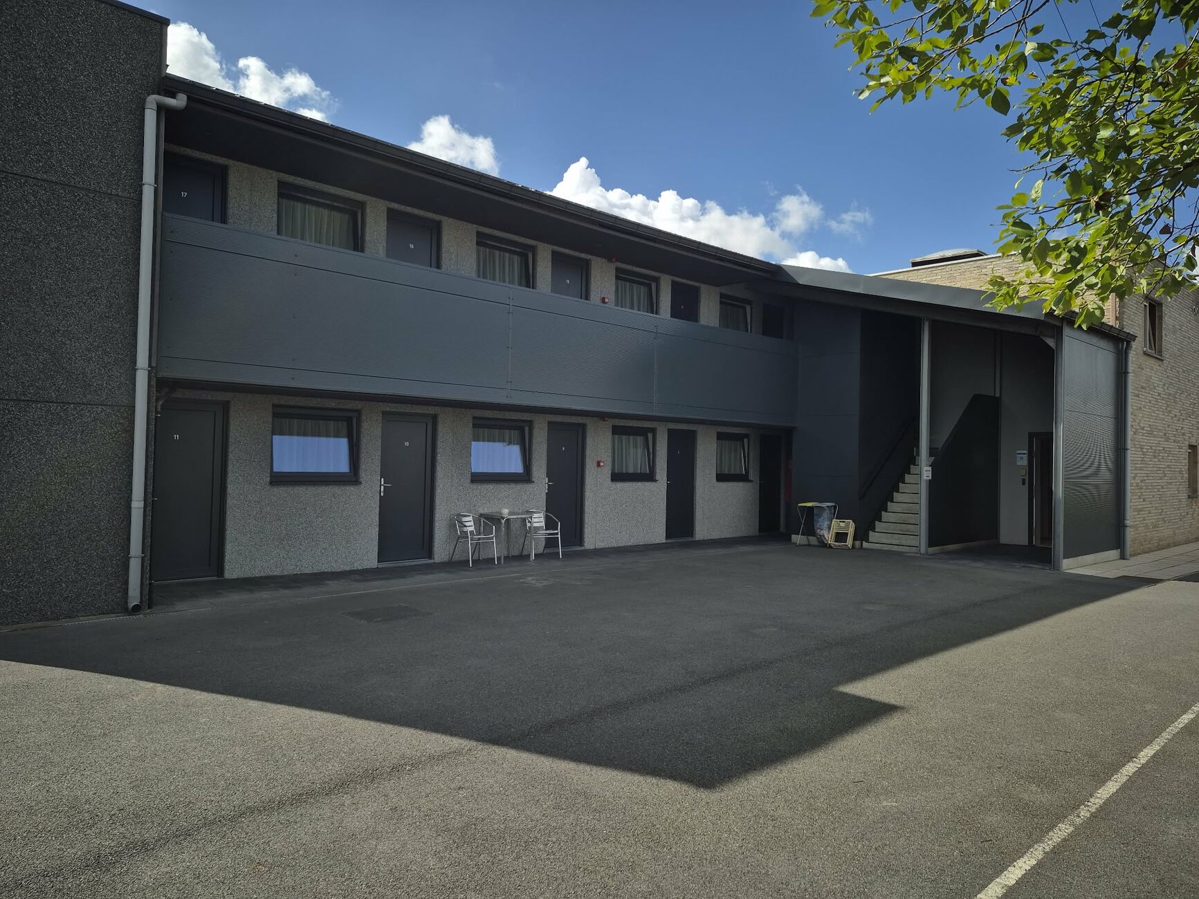 Hotel Chamdor in Roeselare, Zimmer mit Parkplatz vor der Tür